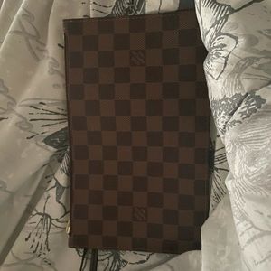 LV Neverfull Pouch brand new used only once.